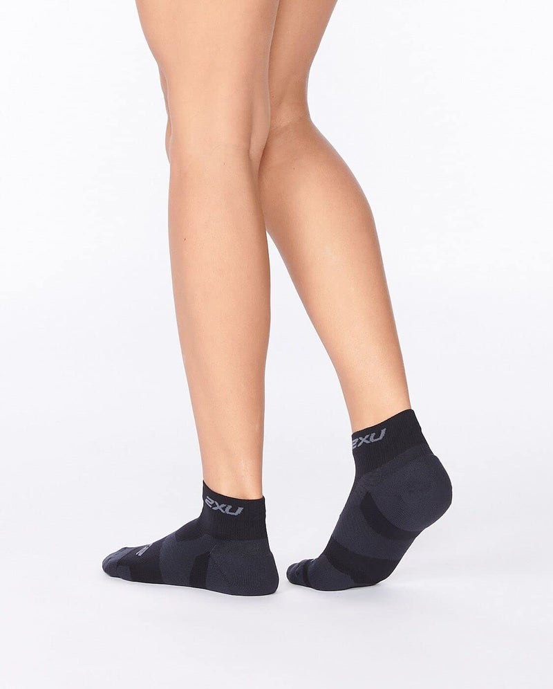 2XU Vectr 1/4 Crew Sock, Black/Titanium, X-Large - Image 4